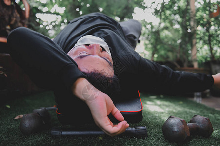男人在家里锻炼和锻炼后尝试过绿色花园中的健康和健康活动社交距离和新的图片