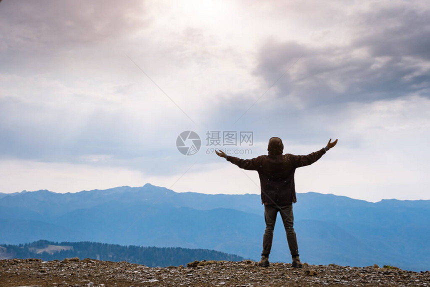 在多云的天空背景下图片