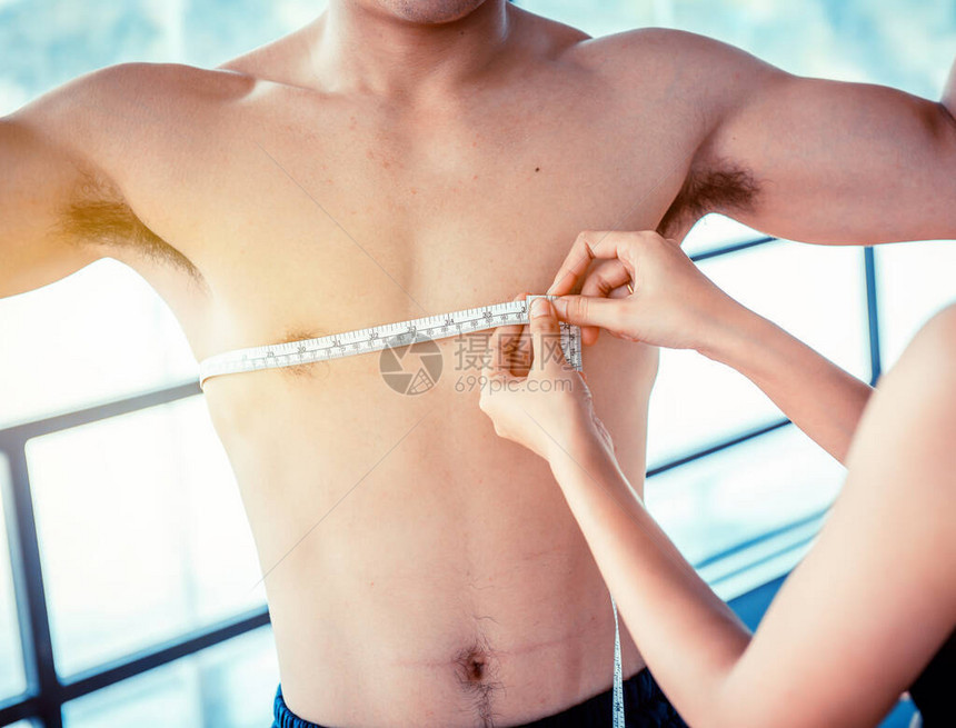 腰部用测量胶带测量心身改良和身体固态的体质测试这图片