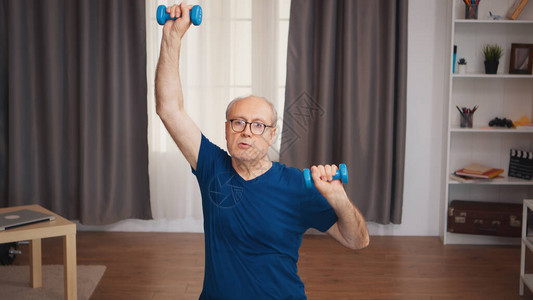 领取养老金的老人在家进行健康训练保健运动图片