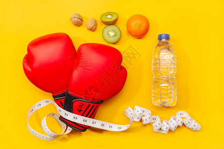 健身减肥或锻炼概念黄色背景中隔离的拳击手套健图片