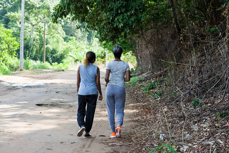 两个女人在荒野的路上背着路边跑来图片