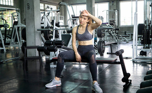 女子在健身房健身休息锻炼后图片