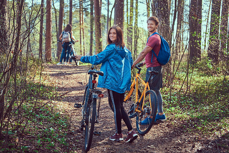 活跃的朋友在春季的森林路上背景图片