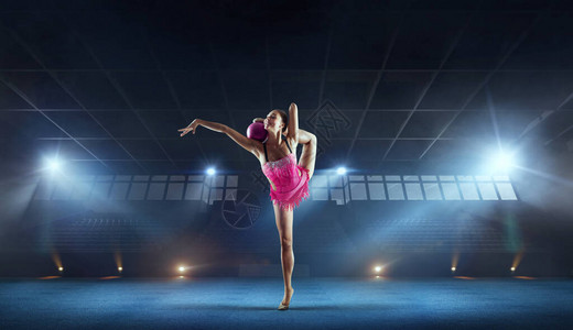 表演艺术体操的女孩。图片