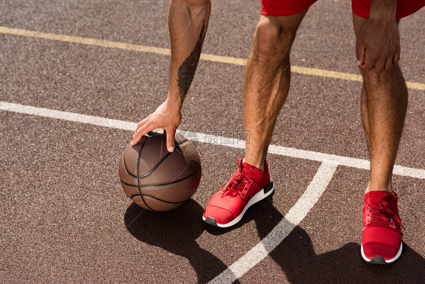 在篮球场看到穿红运动鞋带图片