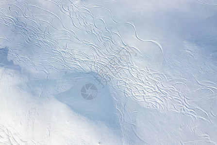 雪中滑雪轨的空中观察图片