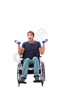 年轻残疾男子在白上单独进行体操锻炼图片