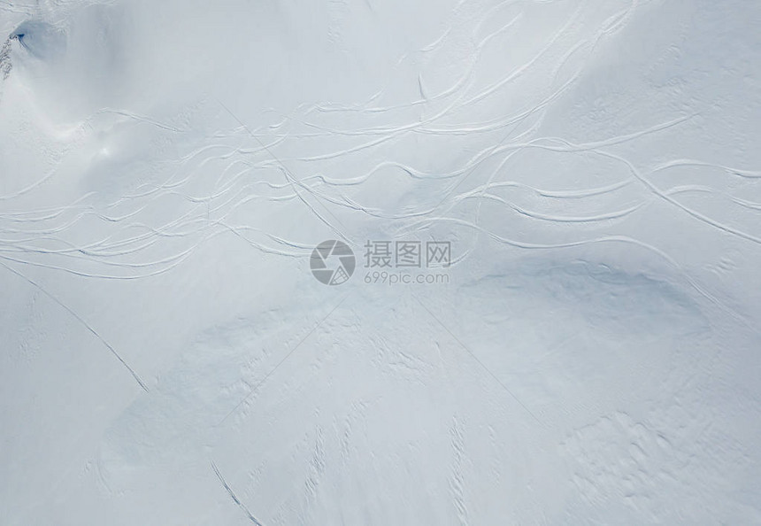 雪中滑雪轨的空中观察图片