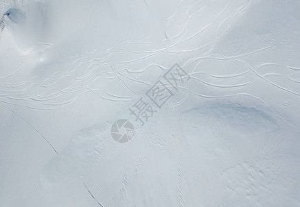 雪中滑雪轨的空中观察图片