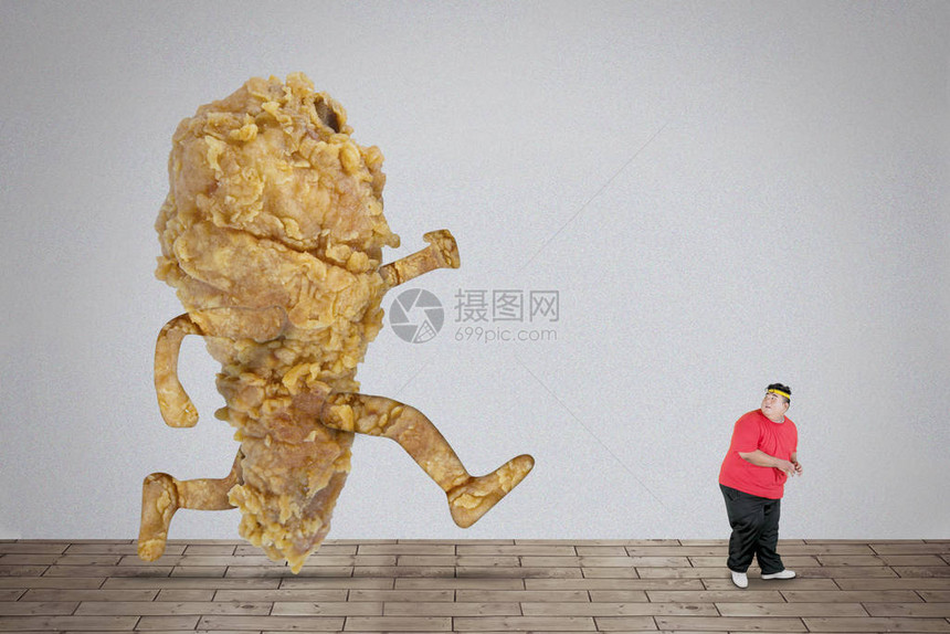 身穿运动服的亚洲胖人被炸鸡追赶时穿着运动服图片