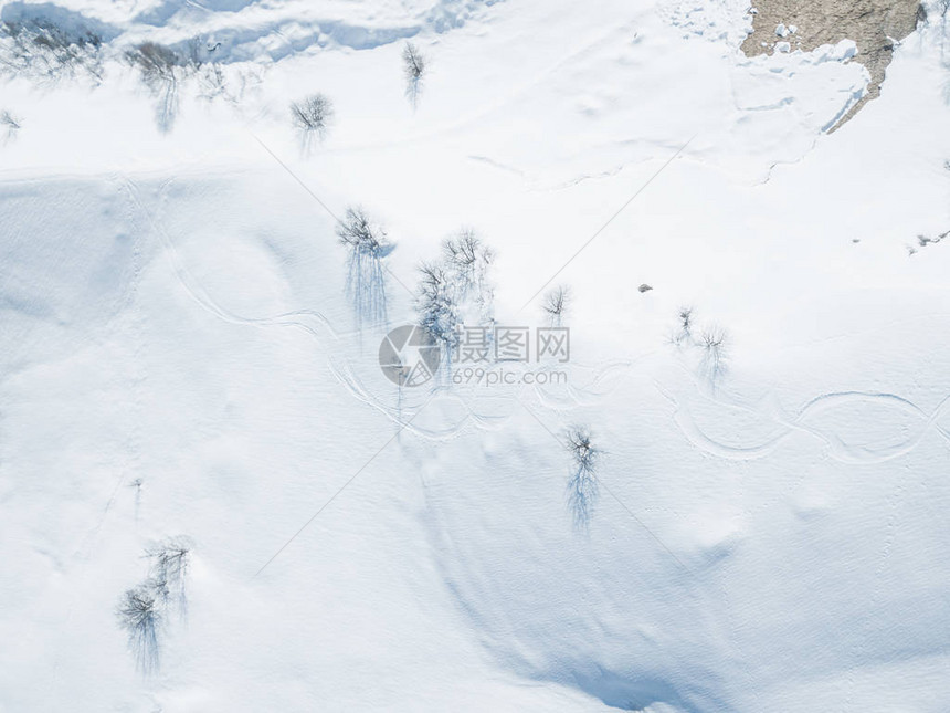 雪中滑雪轨的空中观察在后用粉末滑雪图片