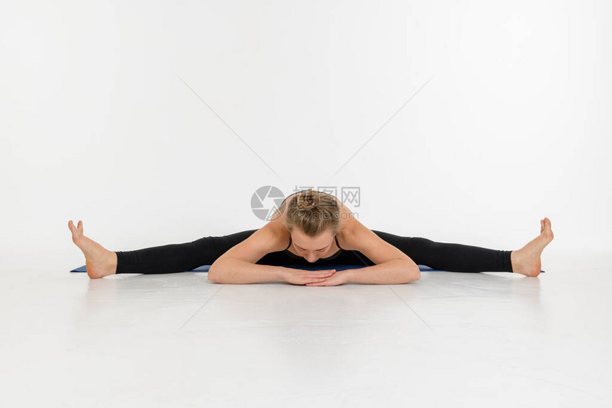运动有吸引力的年轻女子在白人背景下做瑜伽练习图片
