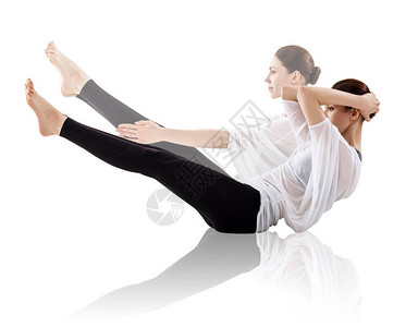做瑜伽锻炼的年轻女子被拼凑在一起图片