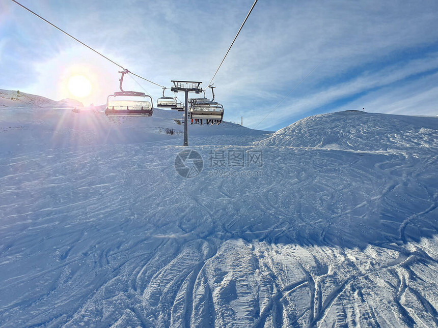 缆车滑雪山冬天自然图片
