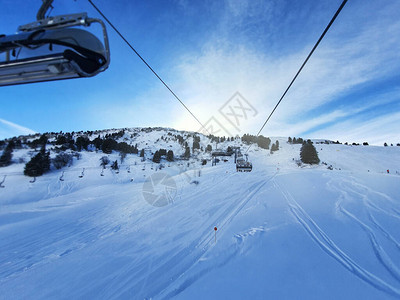 缆车滑雪山冬天自然图片