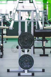 现代健身房的重量板图片