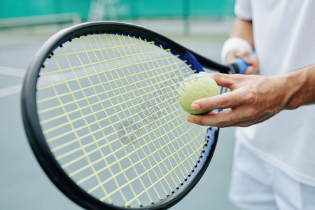 网球手准备打球并开始踢球的近距离图像Name图片