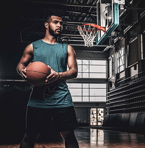 黑人篮球运动员的肖像在篮球厅的一个圈子图片