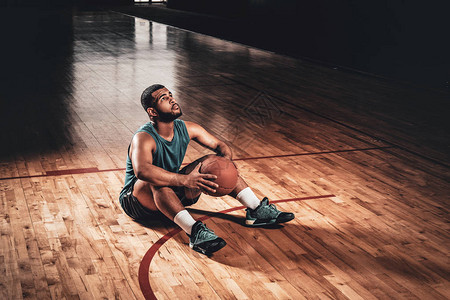 黑人篮球运动员在篮球厅的图片