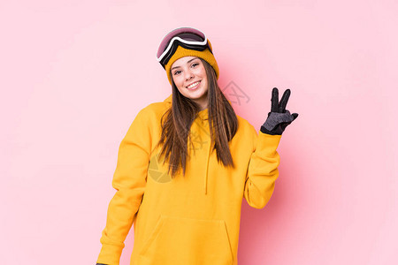年轻的caucasian滑雪女青年孤立的欢乐和无忧虑地展示一个用手指图片