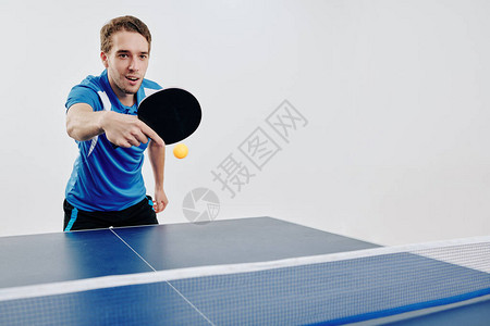 青年运动员在比赛中打乒乓球图片