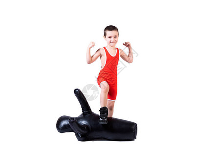 穿着摔跤紧身衣和摔跤的快乐运动男孩展示二头肌图片