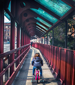 从红桥的后背景看到婴儿骑自行车无人居图片