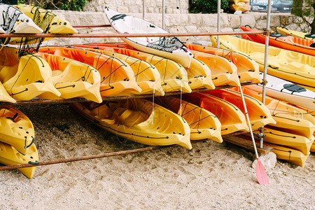 海岸上的黄皮艇仓库单面皮车沙滩上背景图片