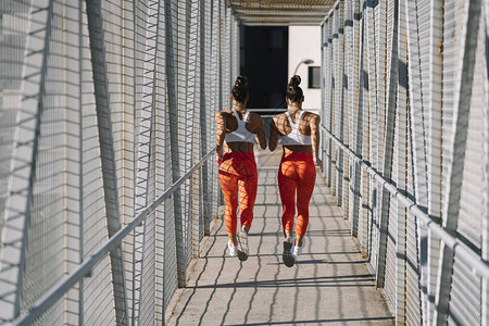 双姐妹在街头奔跑的运动图片