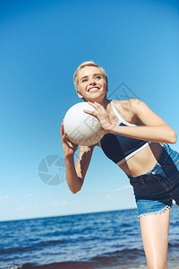 夏日海滩上带着排球的微笑背景图片