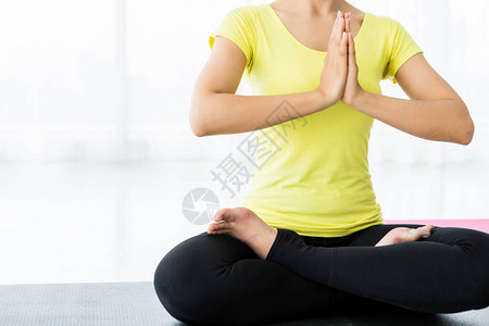 亚洲女练习瑜伽训练的特写图片