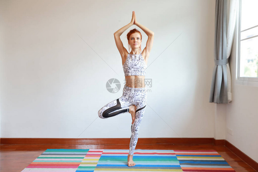 黑人和白人运动场的年轻有吸引力的天主教女子在室内练习或练瑜伽身体与精神之间的平衡健康生活概念图片