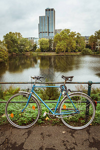 在城市街道停放的自行车杜塞尔多夫的城市自行车城市自行车停在欧洲街道上图片