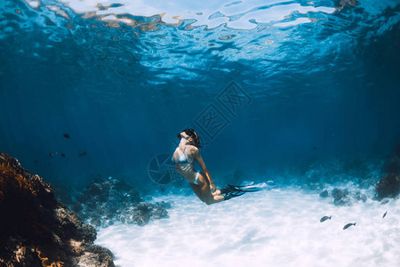 自由潜水的年轻女子图片