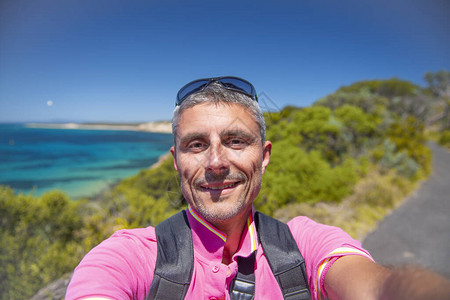 男游客在澳大利亚海岸自拍图片