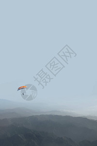 山景中蓝天上的滑翔伞图片