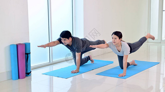 爱夫妇在家一起在线学习瑜伽呼吸和冥想运动和锻炼健康亚洲女人和男图片