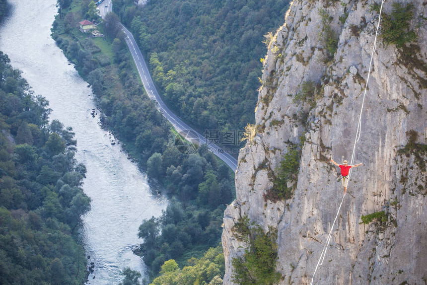 山中的高线一个人在伸展的吊索上前进Highline上线了走钢丝的人保持平衡平衡对紧张图片
