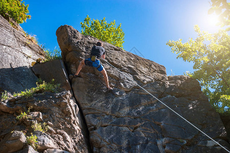 攀岩一个人爬到悬崖的顶端图片