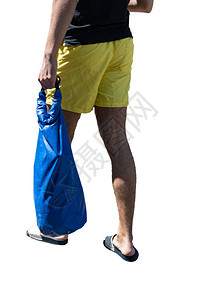 在阳光明媚的一天带着水袋和黄短裤的白图片