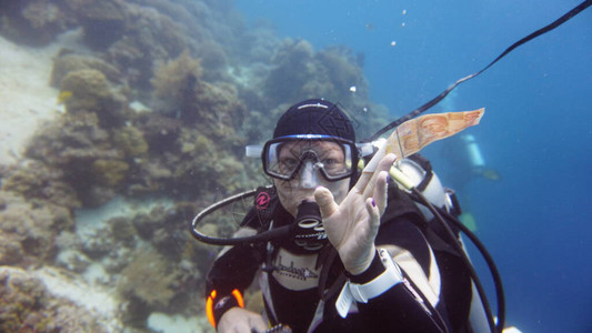 潜水员享受海底世界的美丽图片