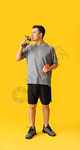 带瓶水的运动青年男图片