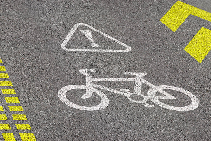 沥青路上的双自行车道标志图片