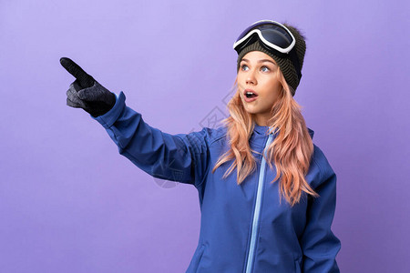 有滑雪眼镜的滑雪少女与孤立的紫色图片