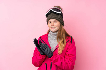 带着滑雪眼镜的乌克兰少年滑雪女郎在孤立的粉图片