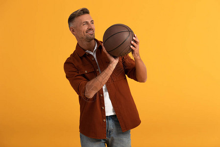 快乐的男子拿着篮球在图片