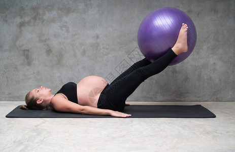 健身房中漂亮孕妇健身球锻炼的肖像工作健身怀孕概念和图片