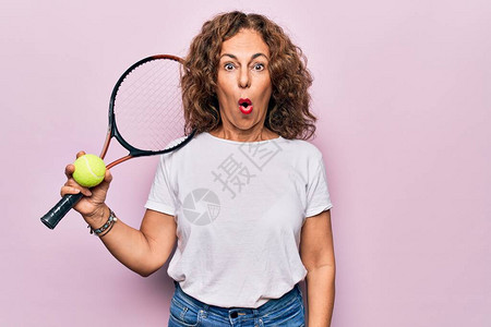 中年美女运动员打网球背景图片