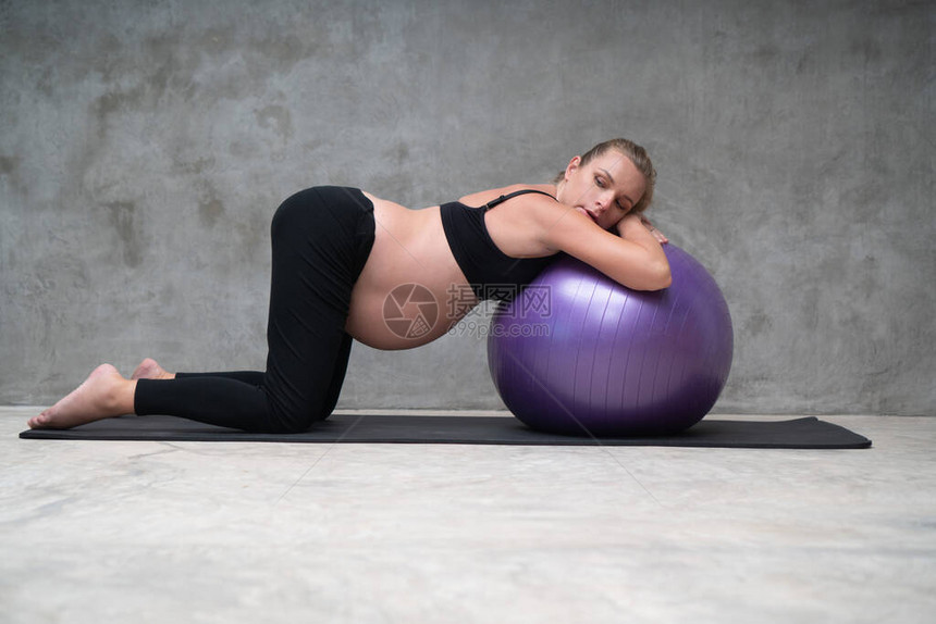 健身房中漂亮孕妇健身球锻炼的肖像工作健身怀孕概念和图片